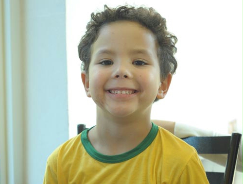 O menino Alex, de cinco anos, em foto para o iG